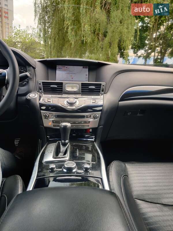 Седан Infiniti Q70 2015 в Львові