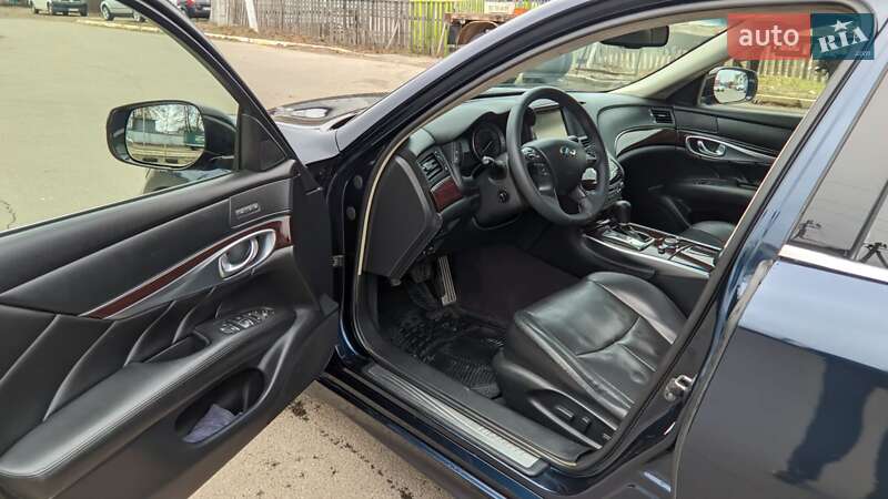 Седан Infiniti Q70 2014 в Бучі