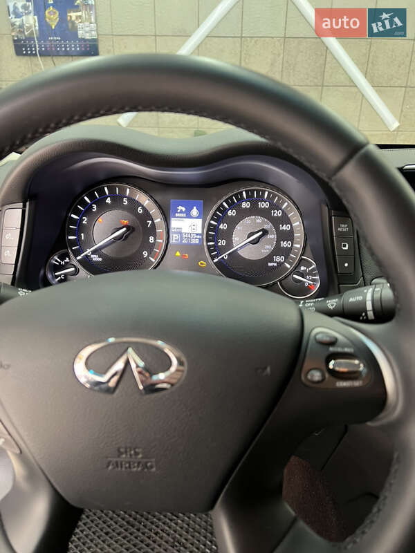 Седан Infiniti Q70 2015 в Харкові
