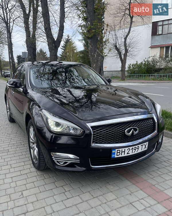 Седан Infiniti Q70 2015 в 