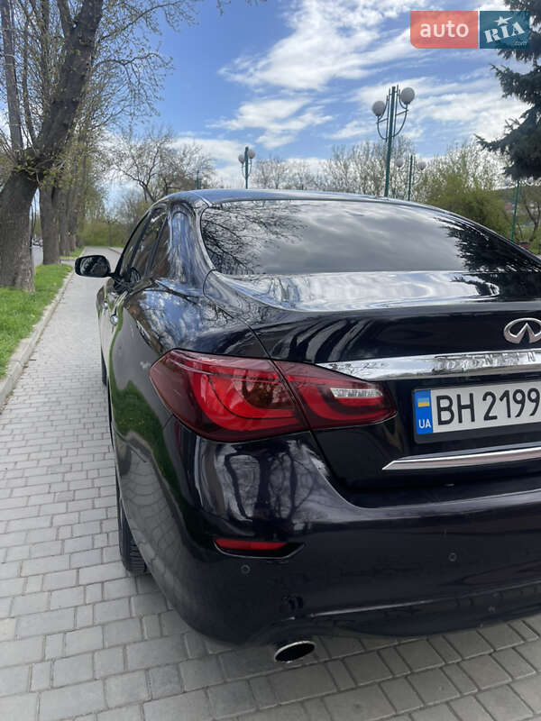 Седан Infiniti Q70 2015 в Могилів-Подільському