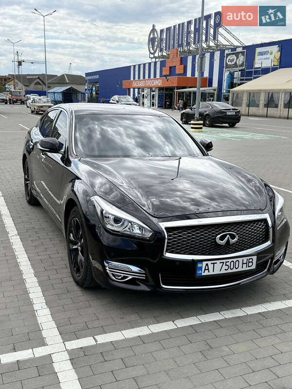 Седан Infiniti Q70 2015 в 