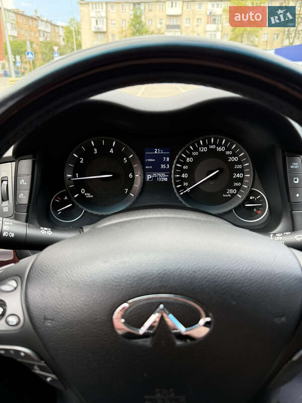 Седан Infiniti Q70 2015 в Калуше