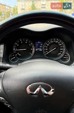 Седан Infiniti Q70 2015 в 