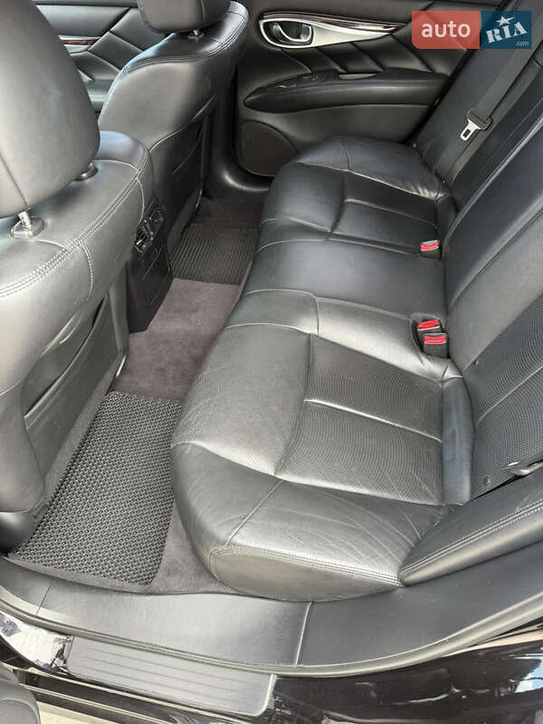 Седан Infiniti Q70 2015 в Калуше