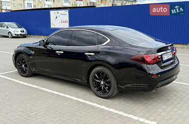 Седан Infiniti Q70 2015 в 