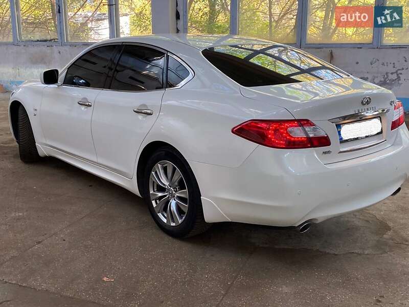 Седан Infiniti Q70 2015 в Чернигове