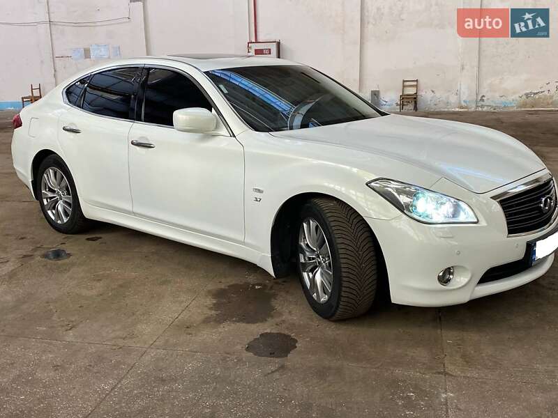 Седан Infiniti Q70 2015 в Чернигове