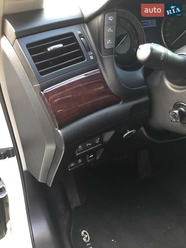 Седан Infiniti Q70 2015 в Чернигове