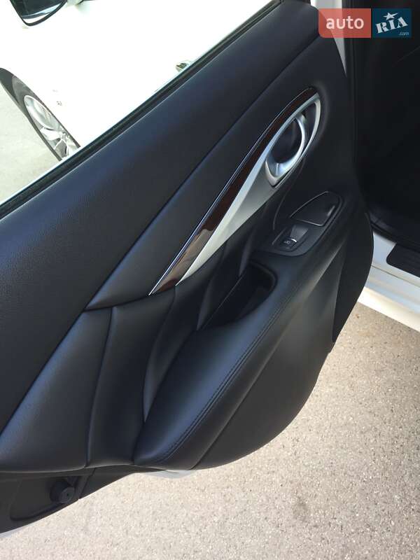 Седан Infiniti Q70 2015 в Чернигове