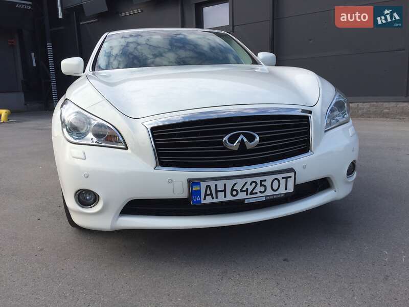 Седан Infiniti Q70 2015 в Чернигове