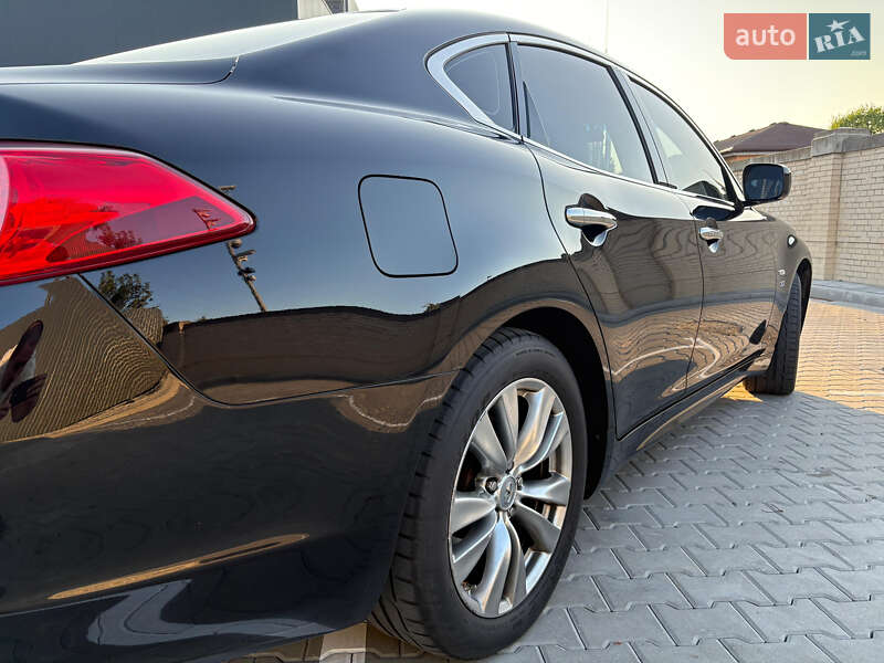 Седан Infiniti Q70 2013 в Софіївській Борщагівці