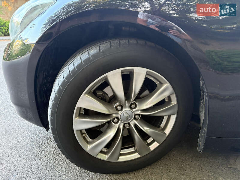 Седан Infiniti Q70 2013 в Софіївській Борщагівці