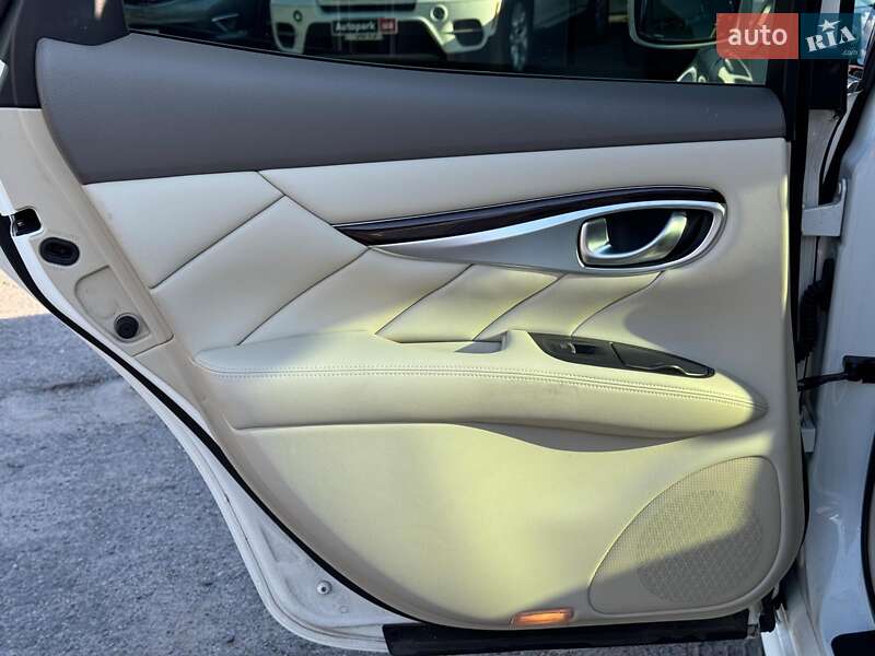 Седан Infiniti Q70 2013 в Вінниці