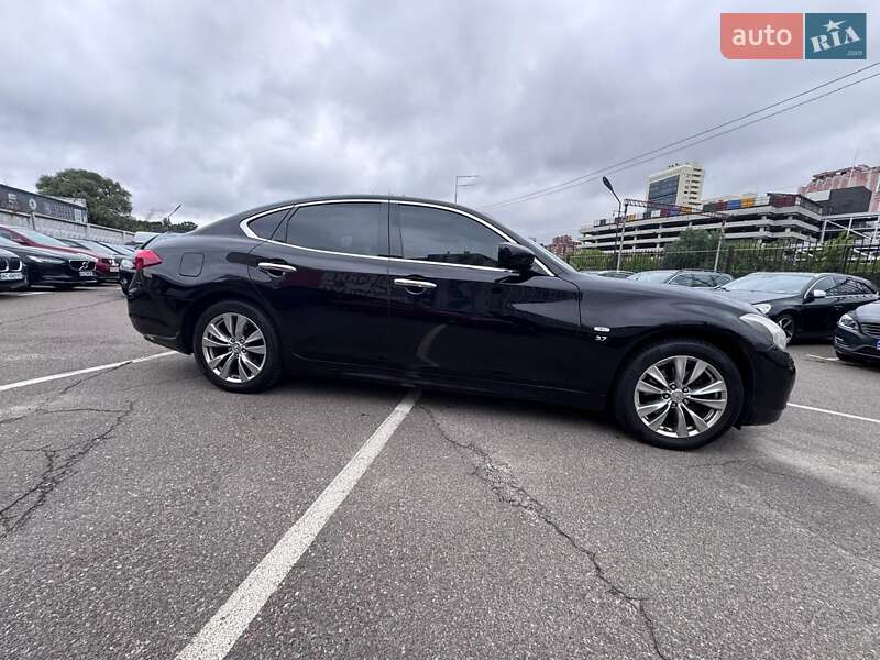 Седан Infiniti Q70 2013 в Києві