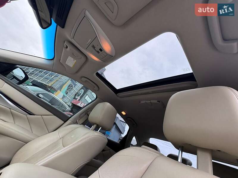 Седан Infiniti Q70 2013 в Києві