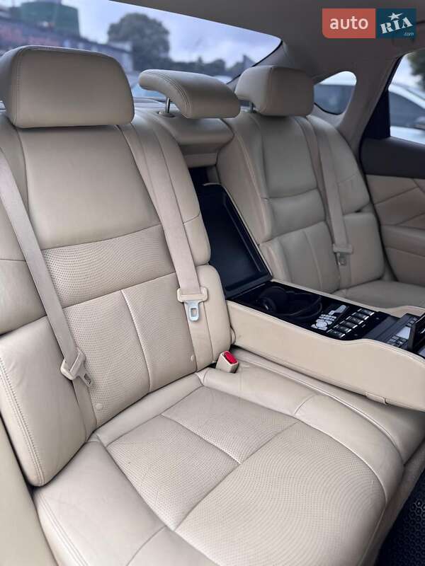 Седан Infiniti Q70 2013 в Києві