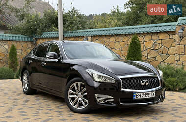 Седан Infiniti Q70 2015 в Могилев-Подольске