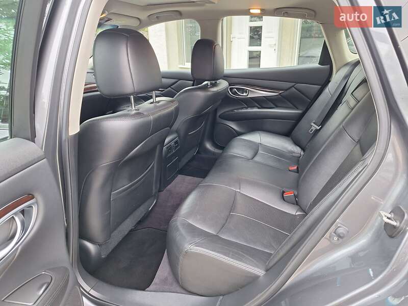 Седан Infiniti Q70 2016 в Сваляве фото 30 Седан Infiniti Q70 2016 в Сваляве