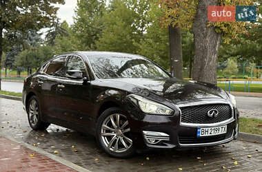 Седан Infiniti Q70 2015 в Могилев-Подольске