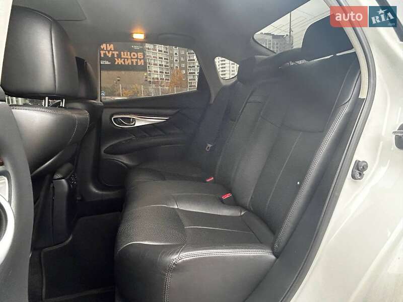 Седан Infiniti Q70 2016 в Киеве фото 11 Седан Infiniti Q70 2016 в Киеве