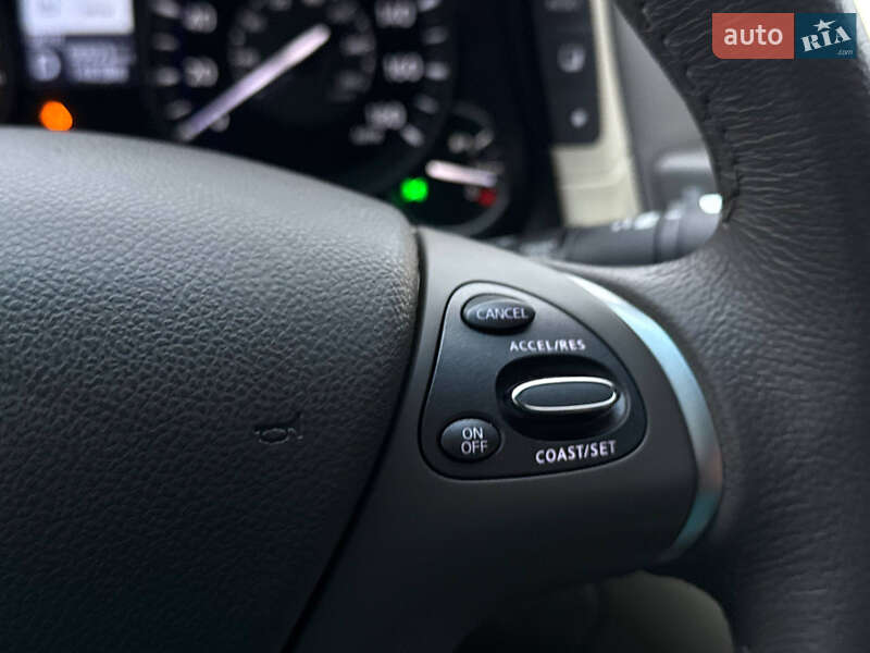 Седан Infiniti Q70 2015 в Киеве