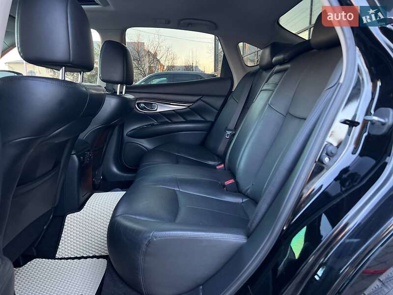 Седан Infiniti Q70 2016 в Івано-Франківську