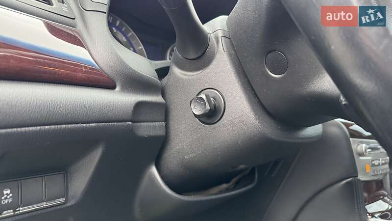 Седан Infiniti Q70 2015 в Києві