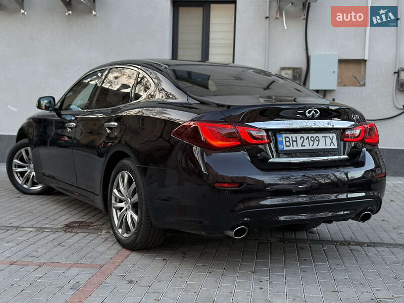 Седан Infiniti Q70 2015 в Могилев-Подольске