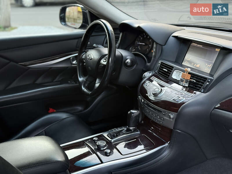 Седан Infiniti Q70 2015 в Могилев-Подольске