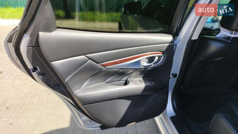 Седан Infiniti Q70 2017 в Киеве фото 16 Седан Infiniti Q70 2017 в Киеве