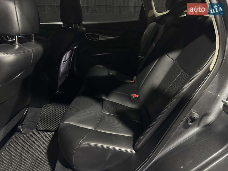 Седан Infiniti Q70 2015 в Одессе