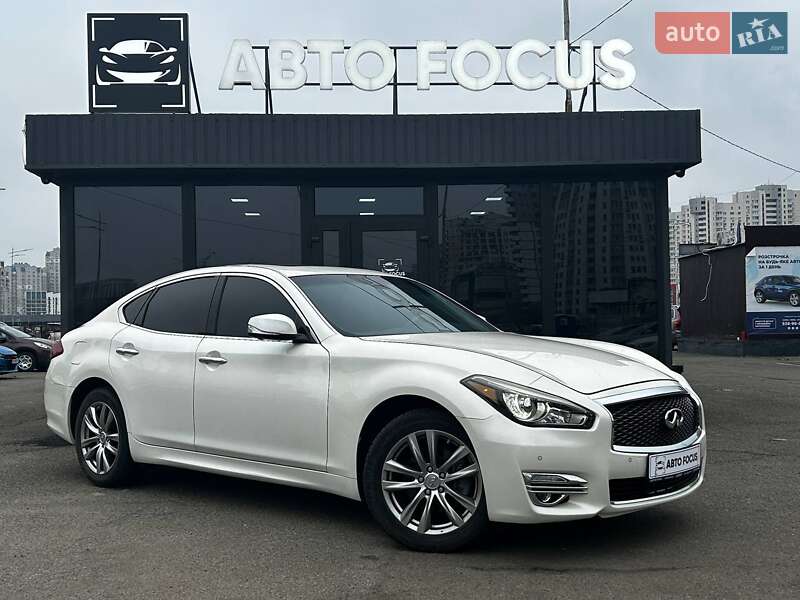 Infiniti Q70 2016