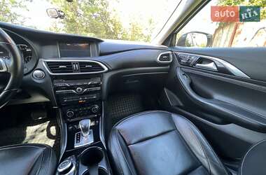Позашляховик / Кросовер Infiniti QX30 2016 в 