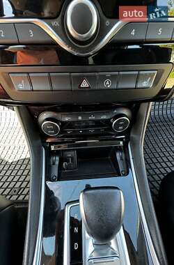 Позашляховик / Кросовер Infiniti QX30 2016 в 