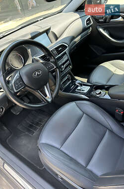Внедорожник / Кроссовер Infiniti QX30 2016 в 