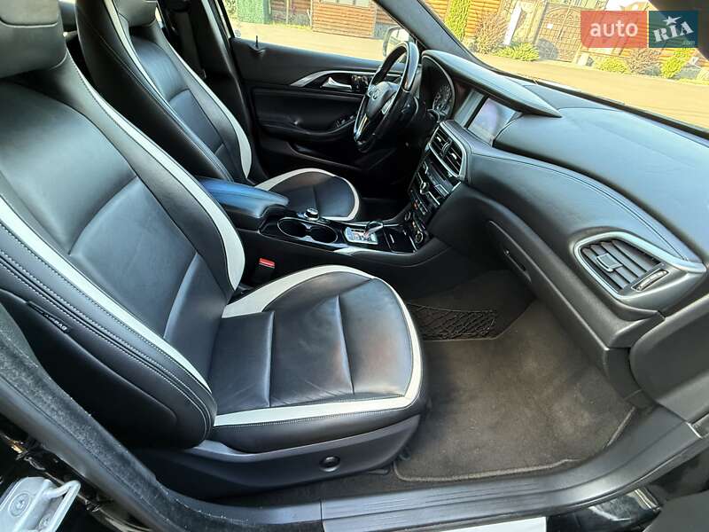 Внедорожник / Кроссовер Infiniti QX30 2016 в Киеве