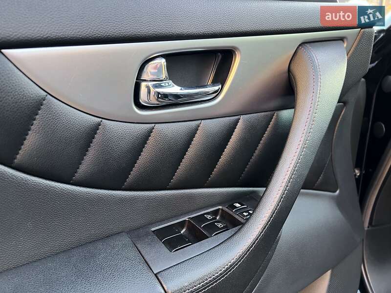 Внедорожник / Кроссовер Infiniti QX70 2016 в Киеве