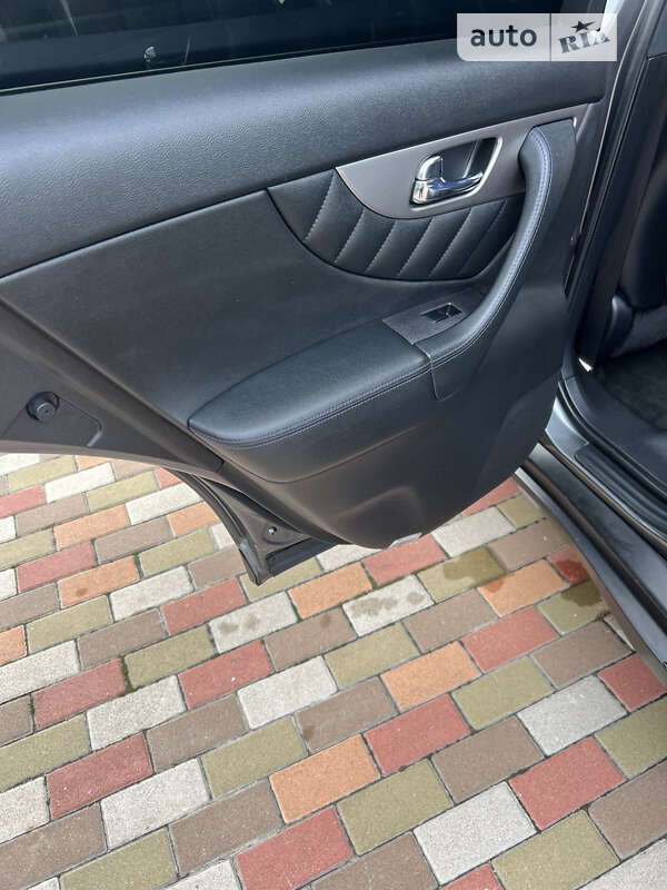 Позашляховик / Кросовер Infiniti QX70 2016 в Вишневому