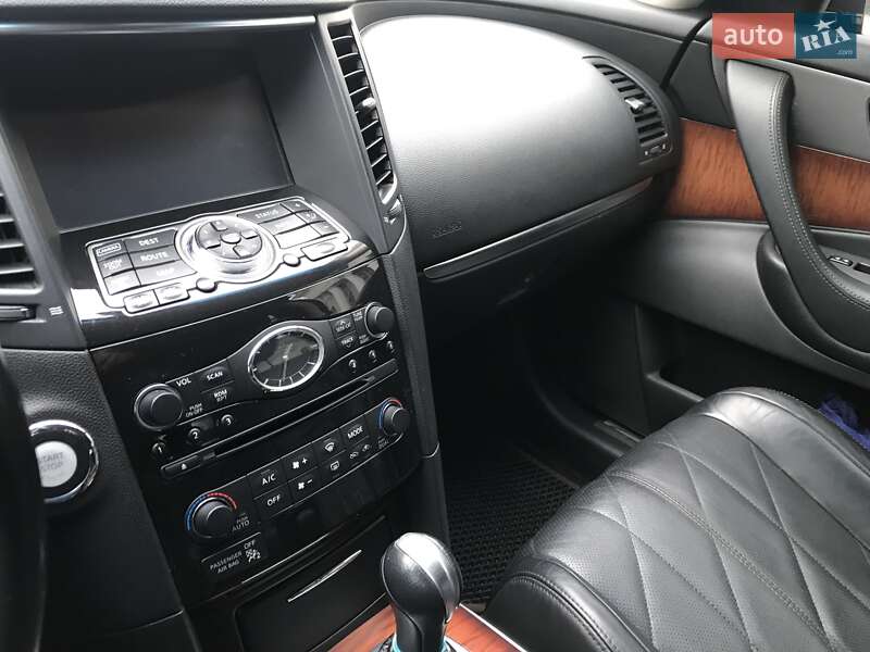 Внедорожник / Кроссовер Infiniti QX70 2013 в Петрове