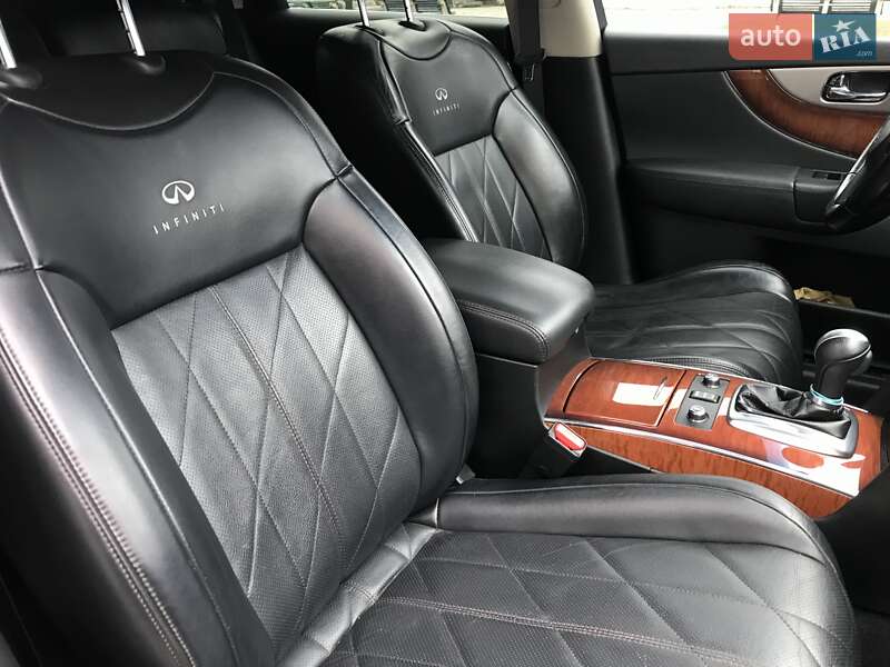 Внедорожник / Кроссовер Infiniti QX70 2013 в Петрове