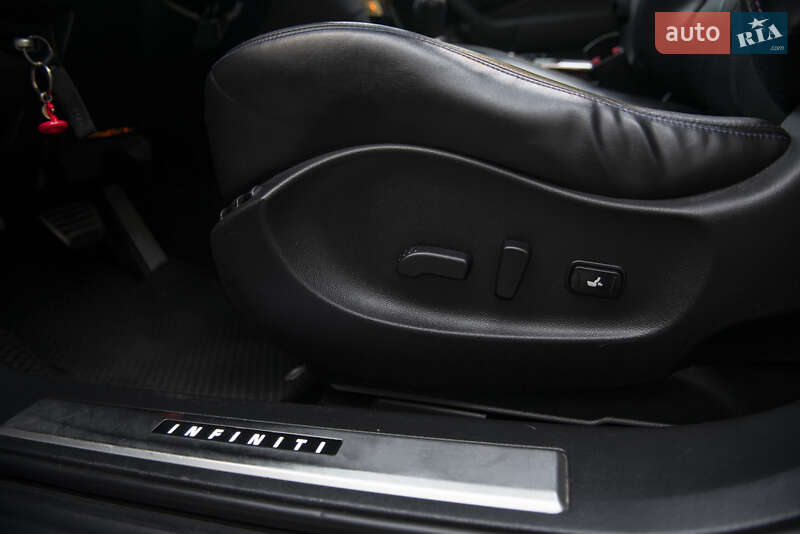 Внедорожник / Кроссовер Infiniti QX70 2015 в Чернигове