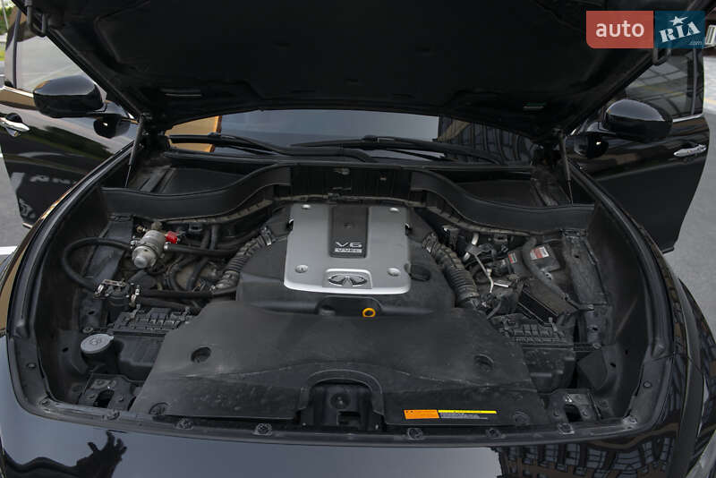 Внедорожник / Кроссовер Infiniti QX70 2015 в Чернигове