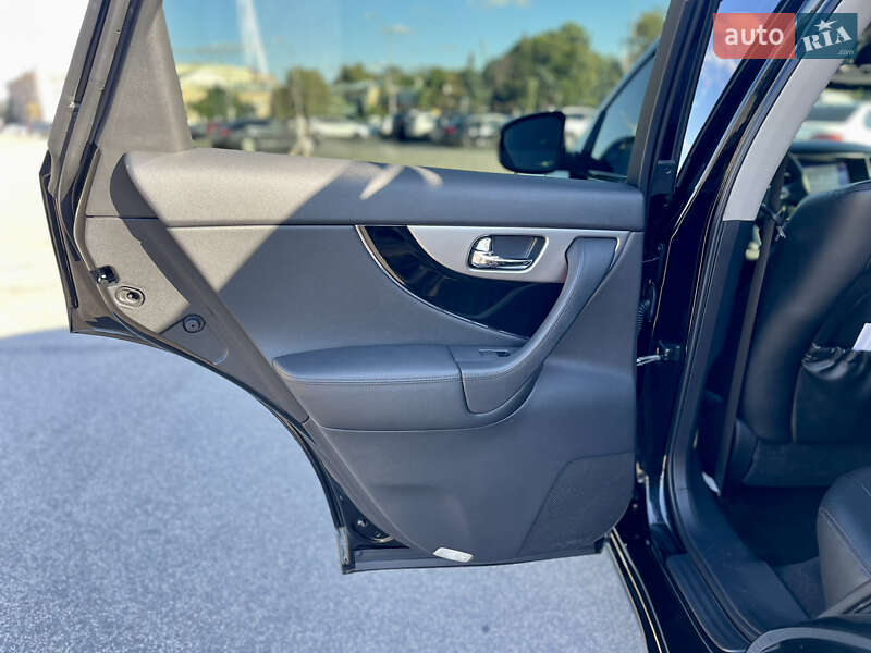 Внедорожник / Кроссовер Infiniti QX70 2013 в Харькове