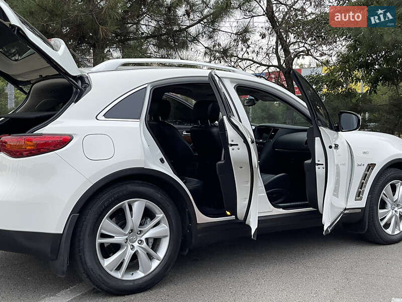 Внедорожник / Кроссовер Infiniti QX70 2015 в Одессе