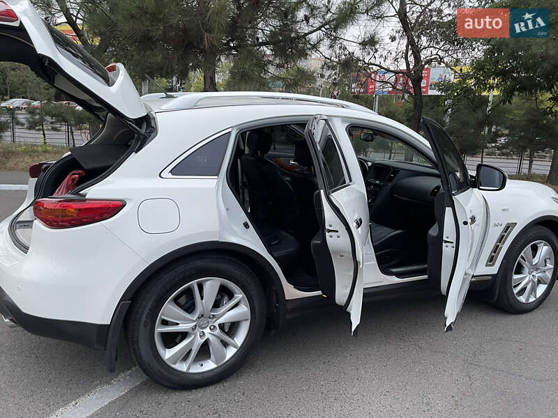 Внедорожник / Кроссовер Infiniti QX70 2015 в Одессе