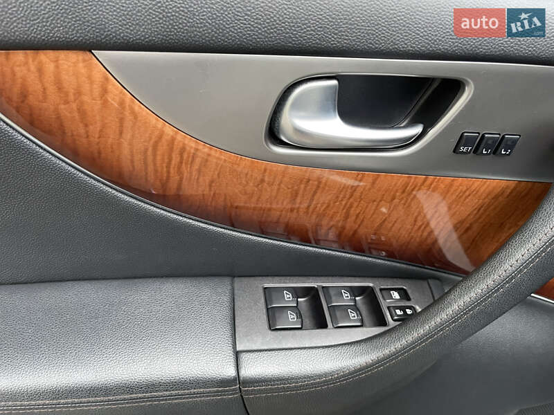 Внедорожник / Кроссовер Infiniti QX70 2015 в Одессе