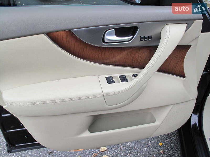 Позашляховик / Кросовер Infiniti QX70 2013 в Києві