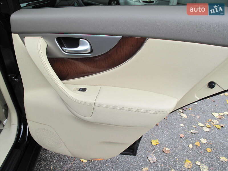 Позашляховик / Кросовер Infiniti QX70 2013 в Києві