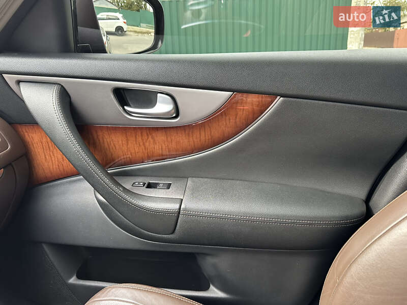 Внедорожник / Кроссовер Infiniti QX70 2013 в Полтаве